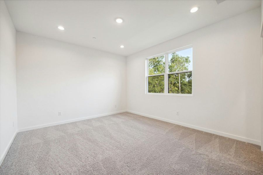 Spacious, unfurnished interior of a new home in , Bellaire (Image 31).