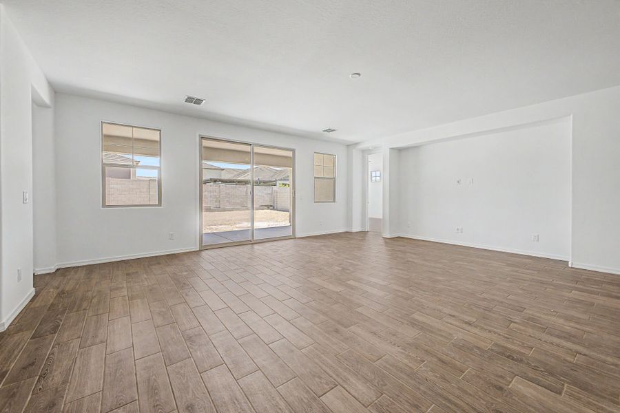 Spacious, unfurnished interior of a new home in Las Ventanas - RV Collection, Goodyear (Image 10).