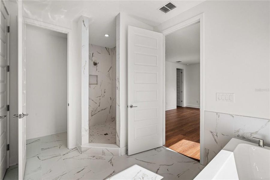 Spacious, unfurnished interior of a new home in , Tampa (Image 42).