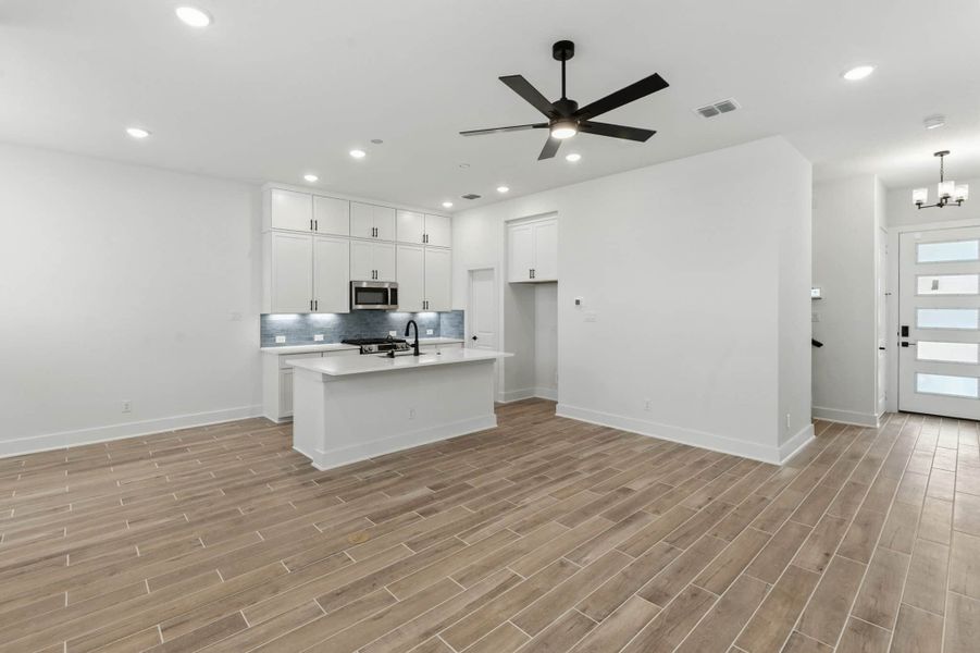 Spacious, unfurnished interior of a new home in Rose Hill, San Antonio (Image 17).