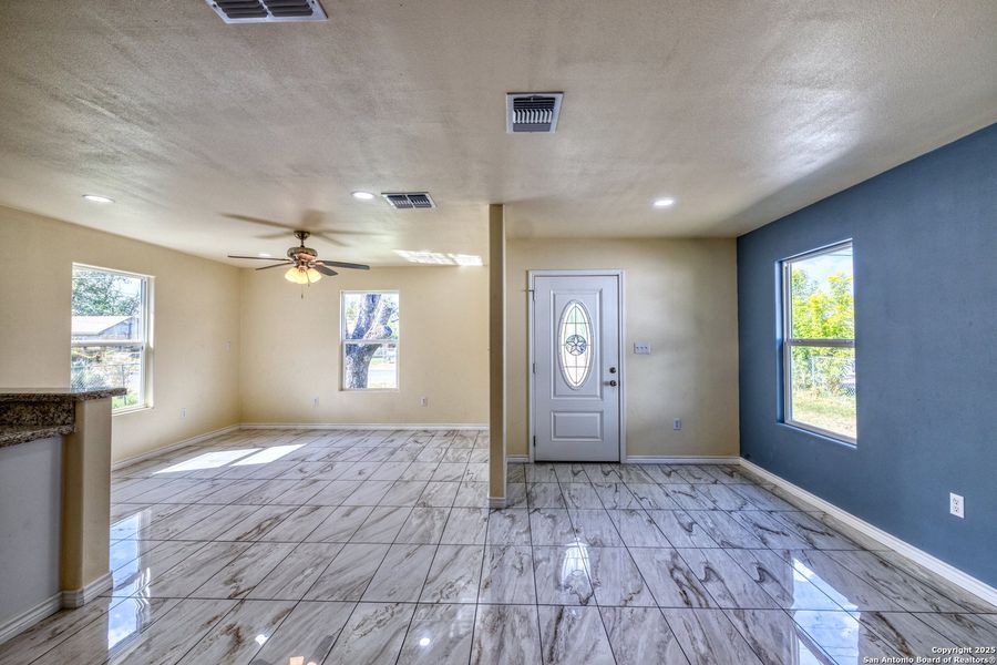 Spacious, unfurnished interior of a new home in , Uvalde (Image 19).