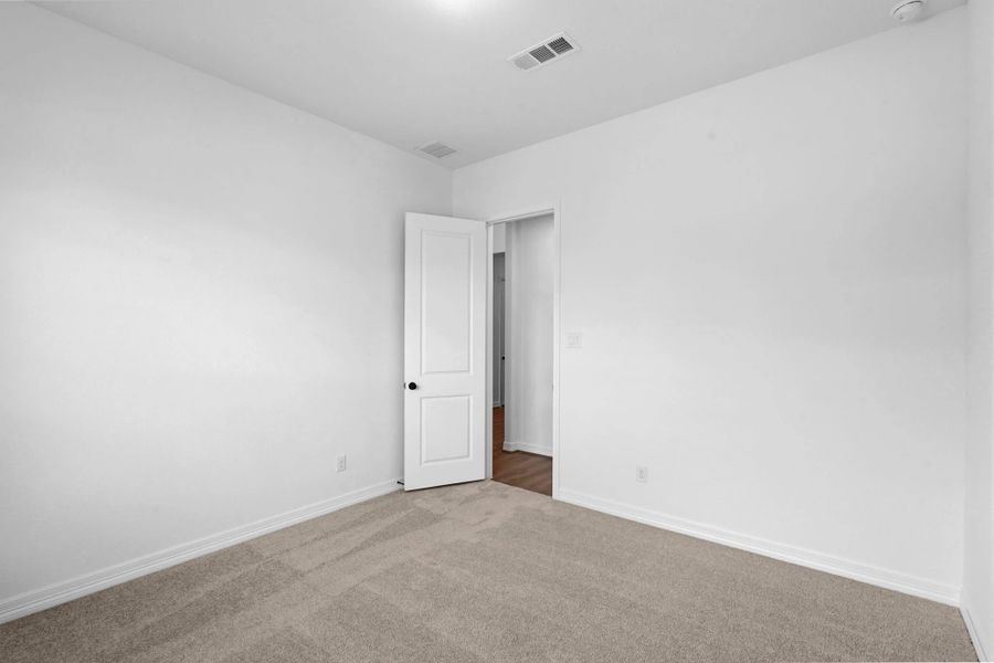 Spacious, unfurnished interior of a new home in Sunterra Lakes, Brookshire (Image 24).