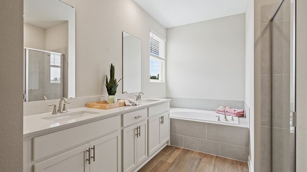 3275 Majesty Palm Owners Bath1 1of2 F2 7 28 25