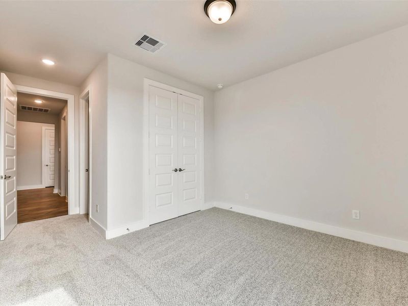 Spacious, unfurnished interior of a new home in Lago Mar, Texas City (Image 36).