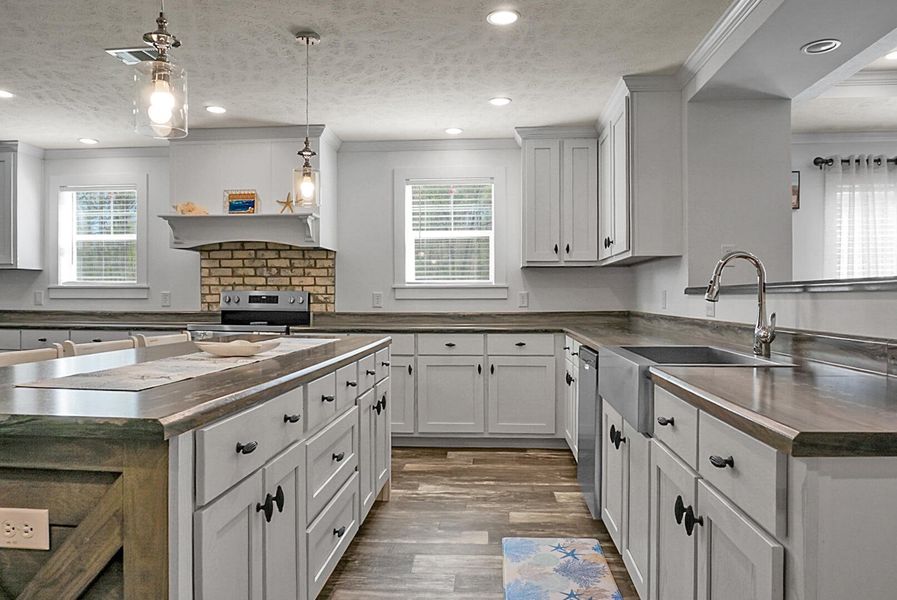 Furnished interior view inside a new home in , Bonneau (Image 86).