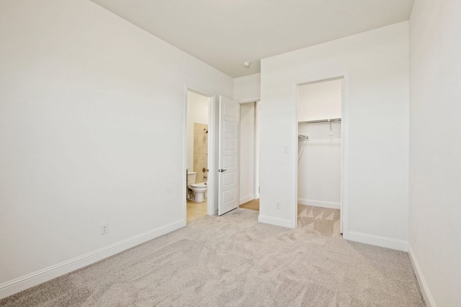 Spacious, unfurnished interior of a new home in Myrtle Creek, Waxahachie (Image 29).