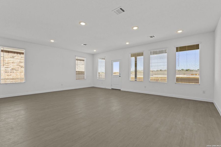 Spacious, unfurnished interior of a new home in Voss Farms, New Braunfels (Image 18).