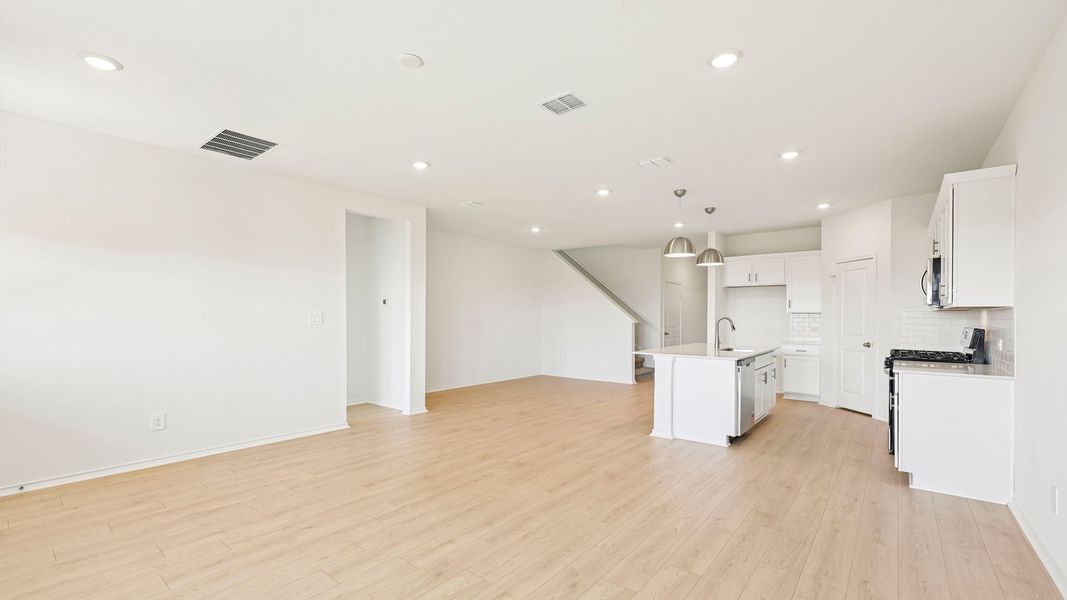 Spacious, unfurnished interior of a new home in Valverde, Bastrop (Image 16).