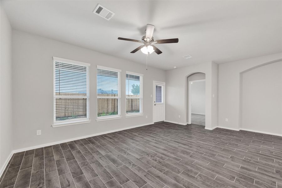 Spacious, unfurnished interior of a new home in Rollingbrook Estates, Baytown (Image 38).