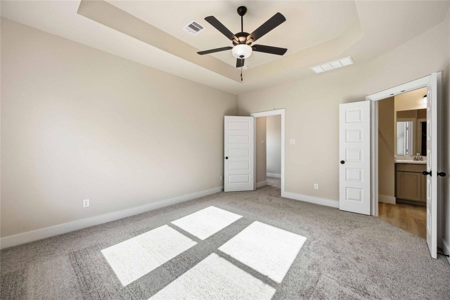 Spacious, unfurnished interior of a new home in Alicante, Houston (Image 17).