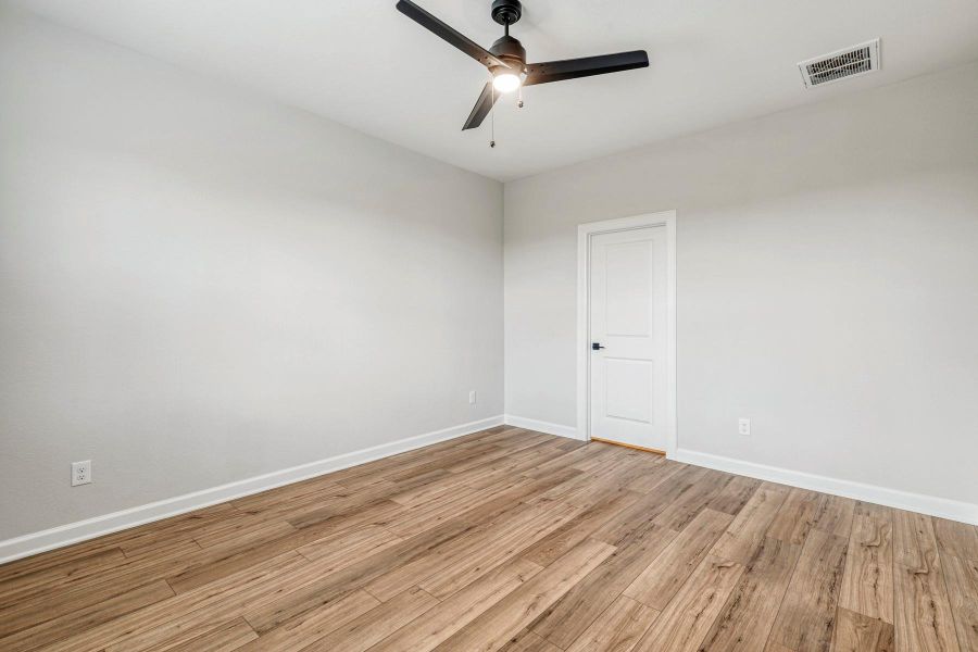 Spacious, unfurnished interior of a new home in Sweetwater Ridge, Conroe (Image 14).