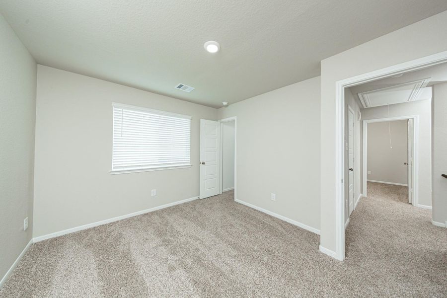 Spacious, unfurnished interior of a new home in Mackenzie Creek, Conroe (Image 14).