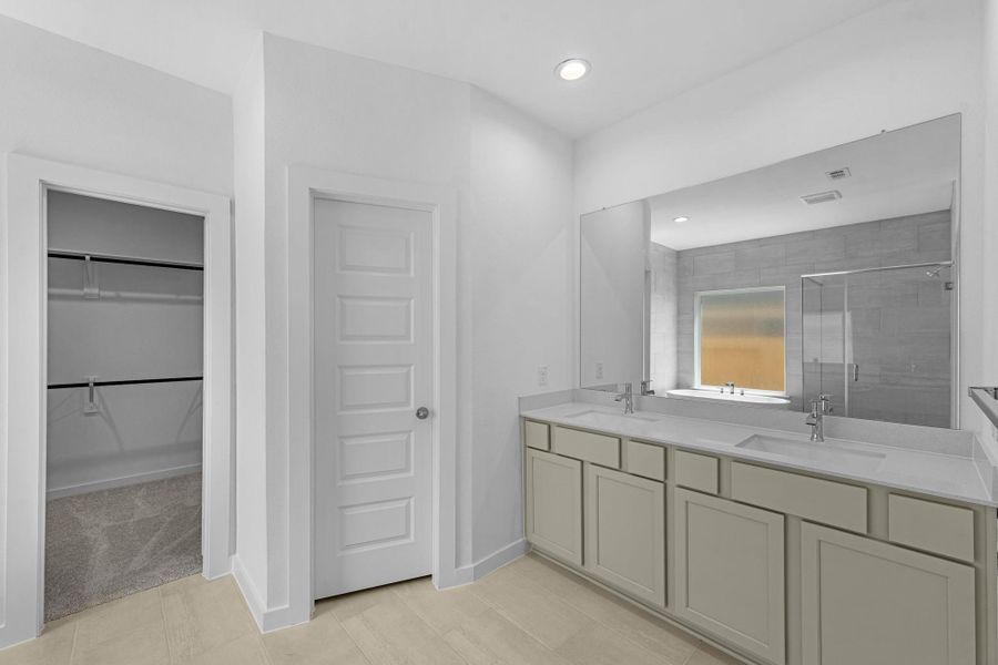 Furnished interior view inside a new home in Huntington Place, Rosharon (Image 9).