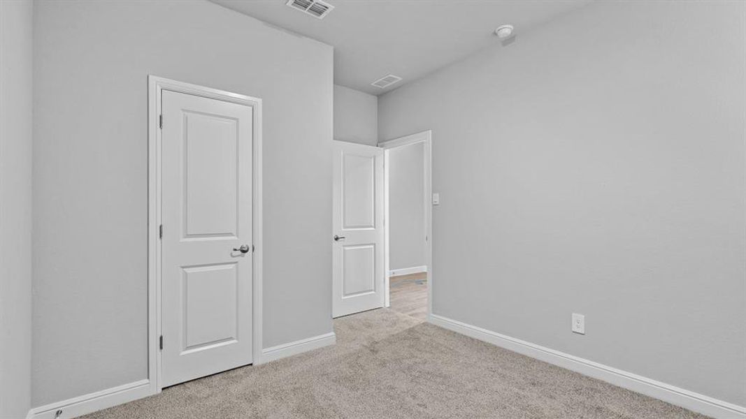 Spacious, unfurnished interior of a new home in Trails of Elizabeth Creek, Fort Worth (Image 26).
