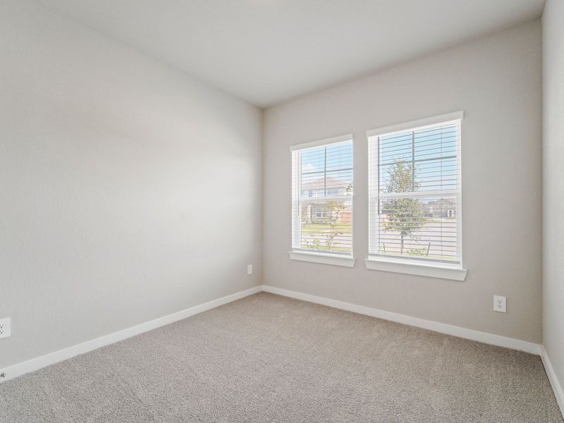 Spacious, unfurnished interior of a new home in Heights of Barbers Hill, Mont Belvieu (Image 14).