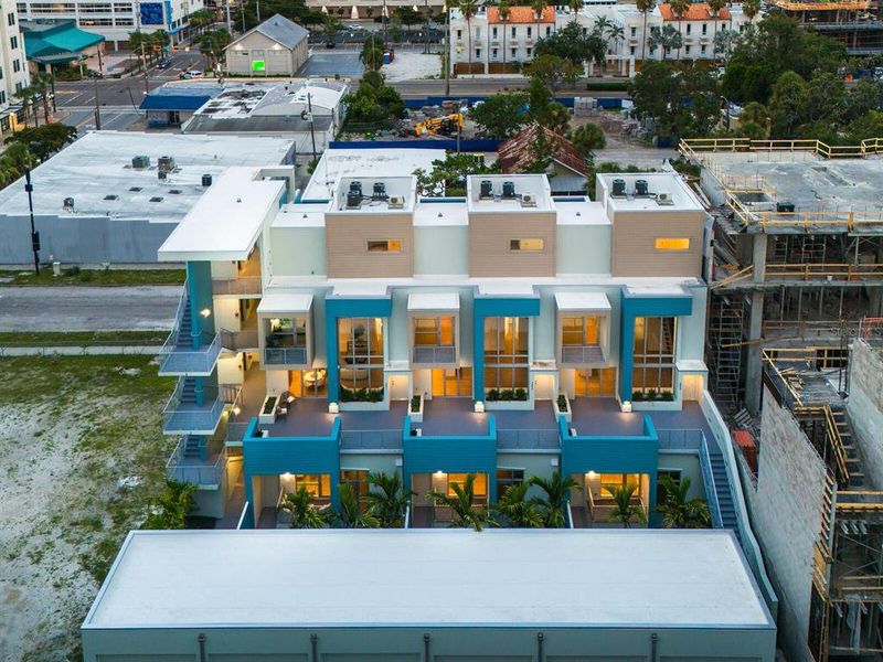 Condo located in Sarasota, FL showcasing its design and architecture (Image 31).