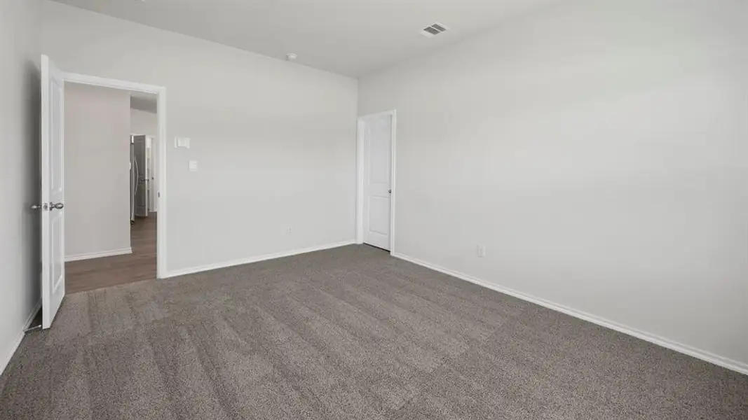 Spacious, unfurnished interior of a new home in Forestbrook Estates, Paris (Image 25).