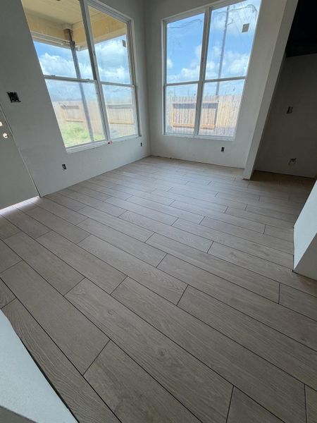 Spacious, unfurnished interior of a new home in Sienna, Missouri City (Image 3).