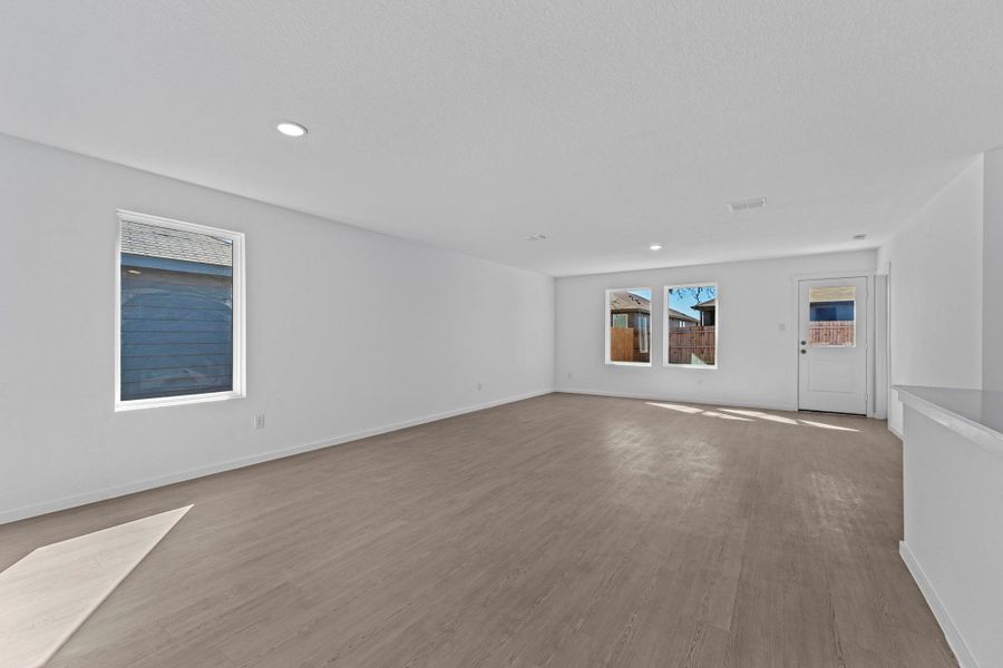 Spacious, unfurnished interior of a new home in Friendship Oaks, Fredericksburg (Image 19).