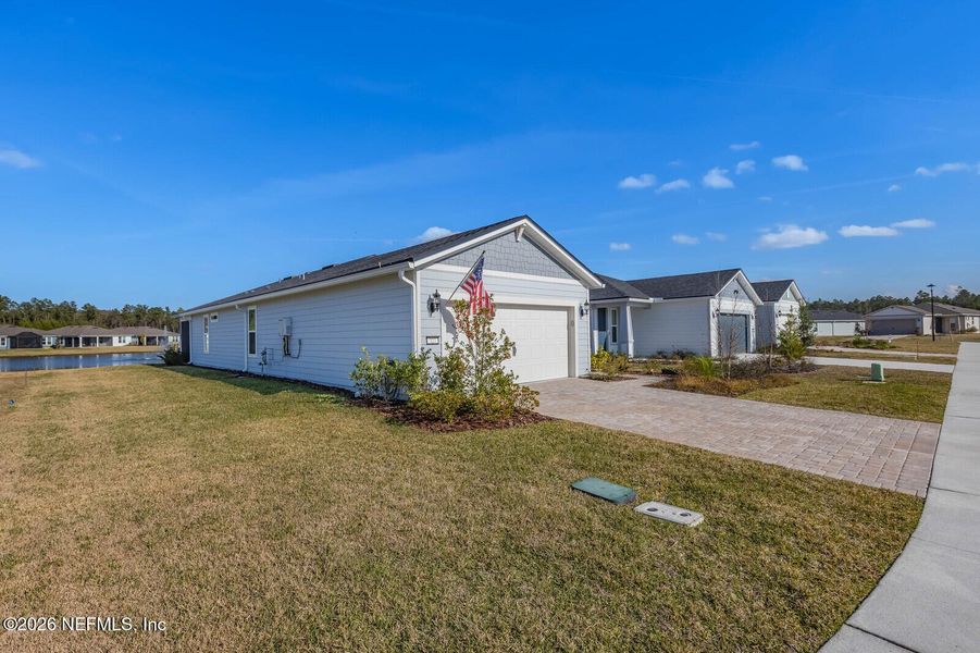 Exterior details and patio area of a home in , Yulee (Image 16).