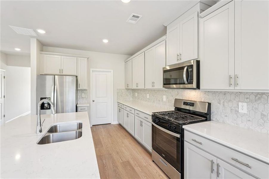 Furnished interior view inside a new home in Ivey Township, Dallas (Image 19).