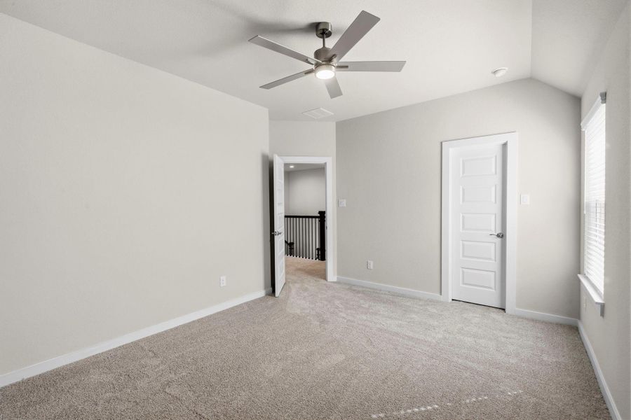 Spacious, unfurnished interior of a new home in Barton Creek Ranch, Conroe (Image 23).