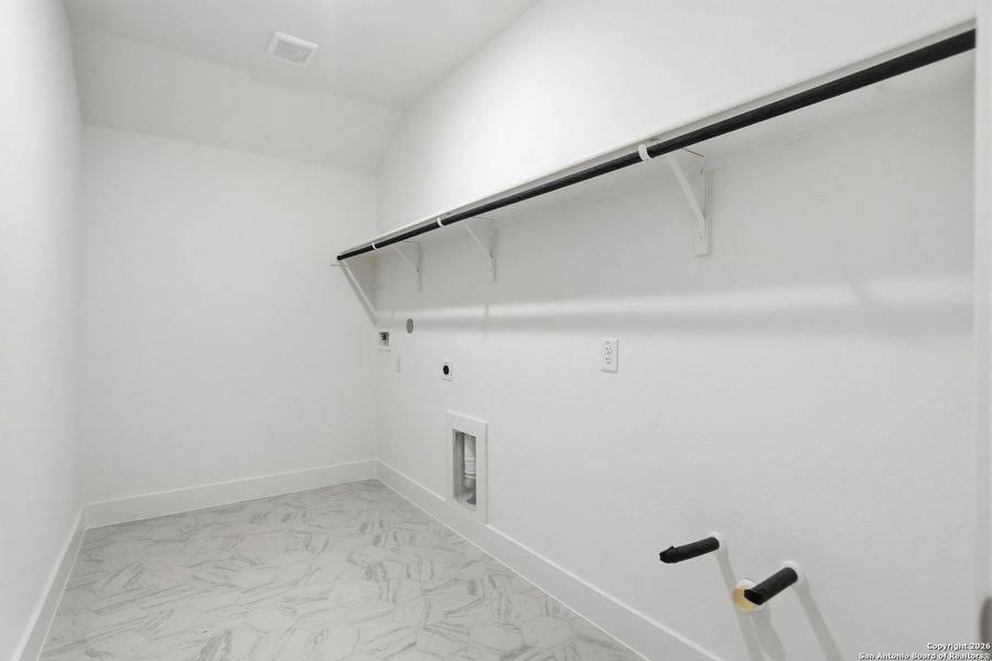 Spacious, unfurnished interior of a new home in Kinder Ranch - 70', San Antonio (Image 26).