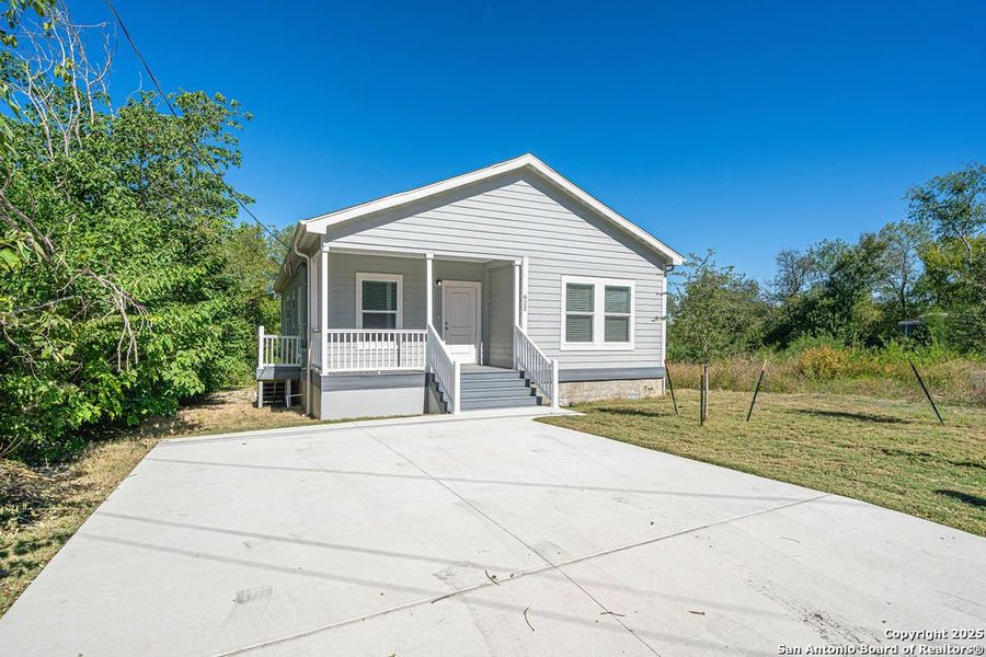 Exterior details and patio area of a home in , San Antonio (Image 1).