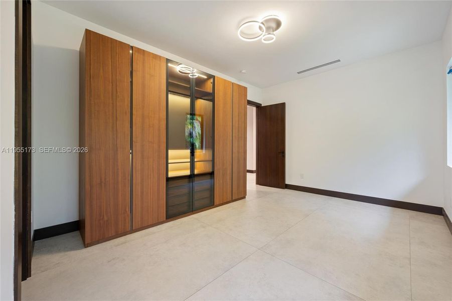 Spacious, unfurnished interior of a new home in , Pinecrest (Image 21).