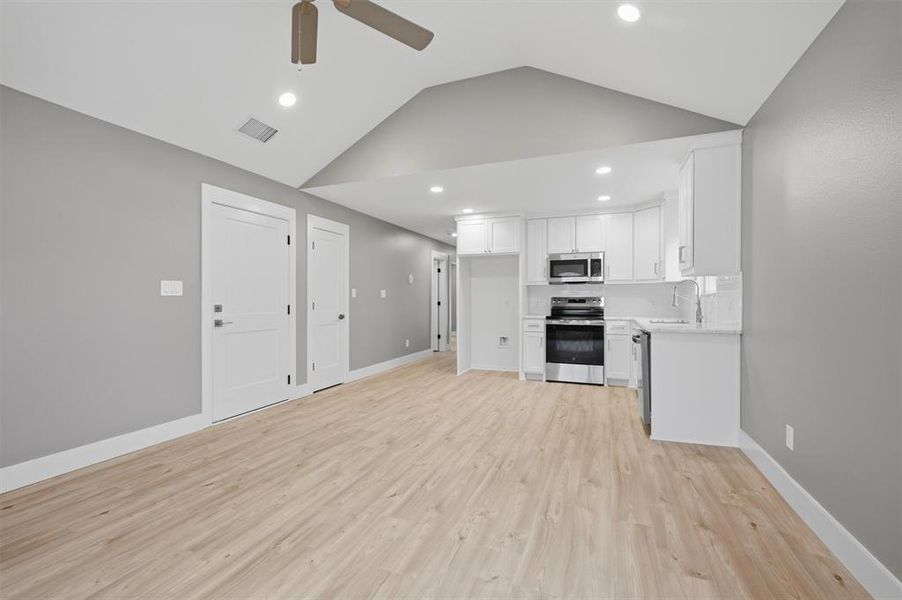 Spacious, unfurnished interior of a new home in , Sherman (Image 13).