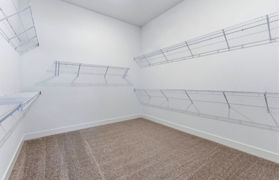 Spacious, unfurnished interior of a new home in Del Webb River Reserve, Spring Hill (Image 15).