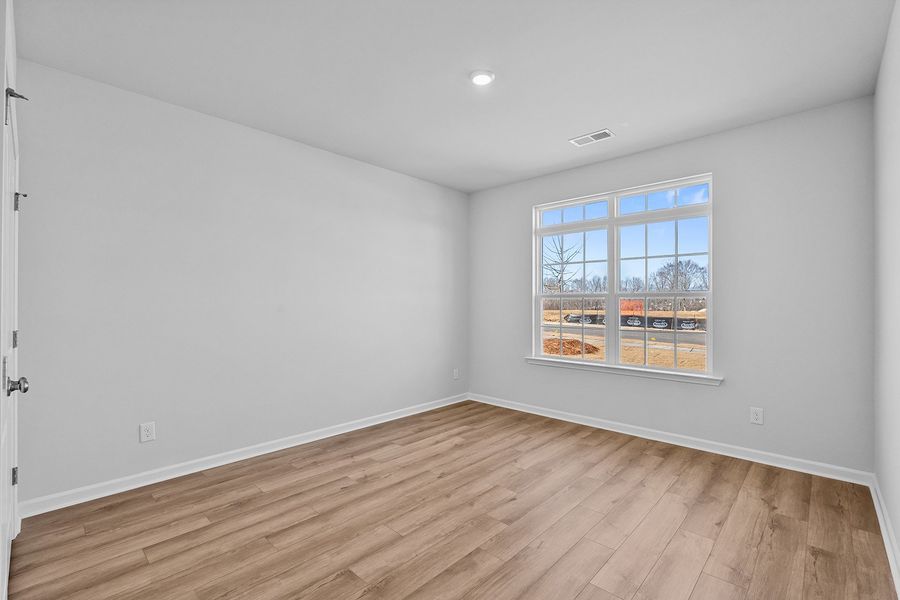 Spacious, unfurnished interior of a new home in Fieldstone, Lexington (Image 33).