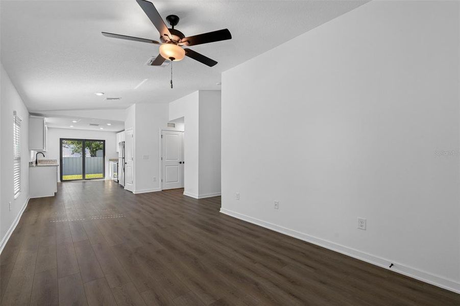 Spacious, unfurnished interior of a new home in , Weeki Wachee (Image 6).