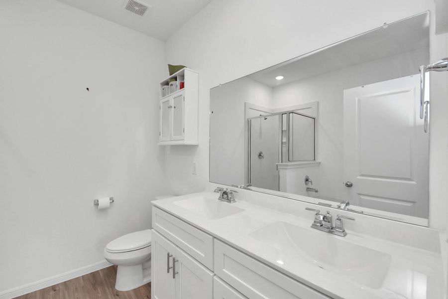 Dual sinks in primary bath