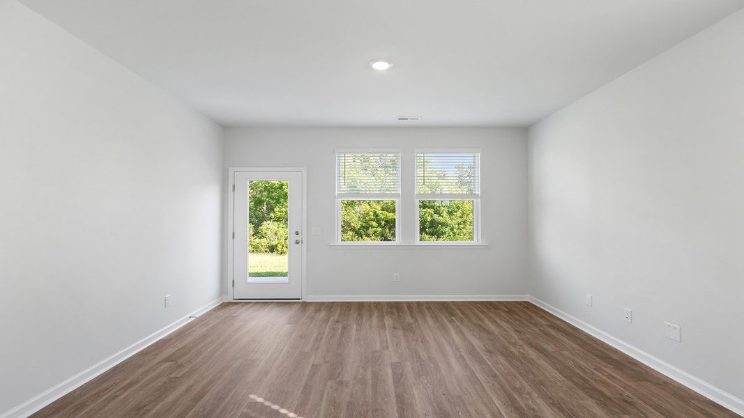 Spacious, unfurnished interior of a new home in Sheep Island, Summerville (Image 13).