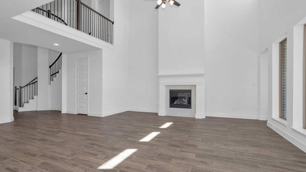 Spacious, unfurnished interior of a new home in Cross Creek West, Fulshear (Image 10).
