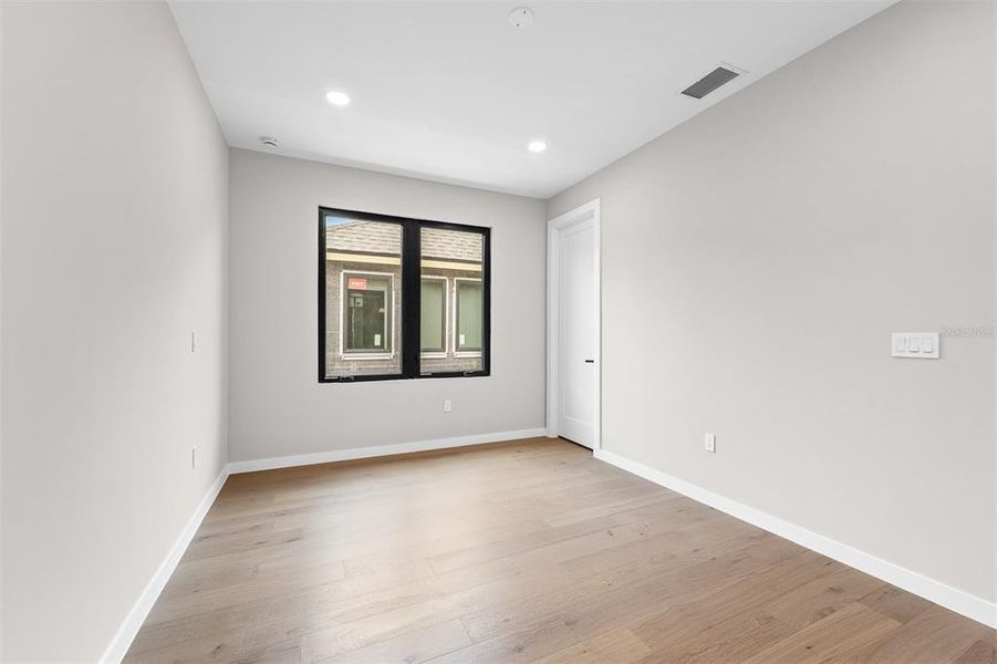 Spacious, unfurnished interior of a new home in , Orlando (Image 22).