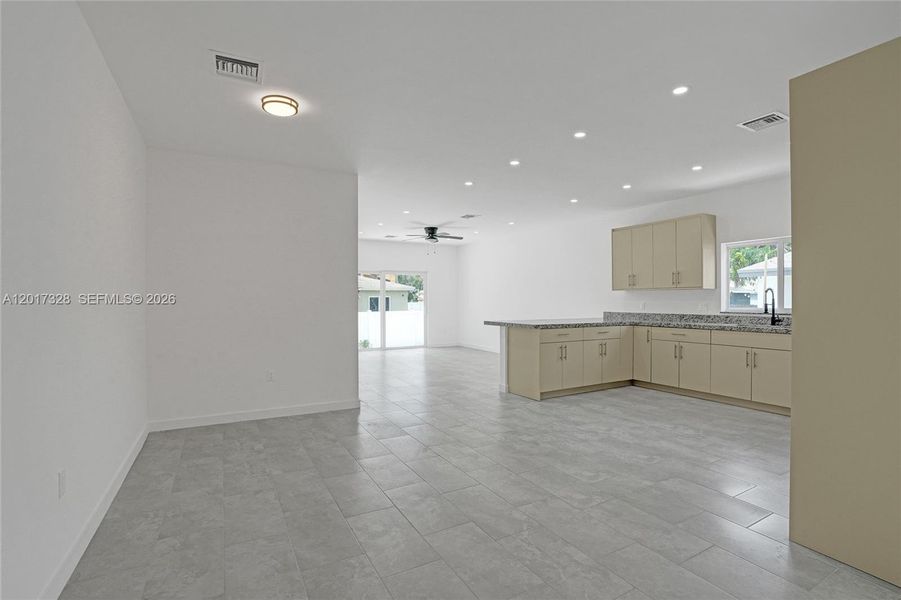 Spacious, unfurnished interior of a new home in , Fort Lauderdale (Image 40).