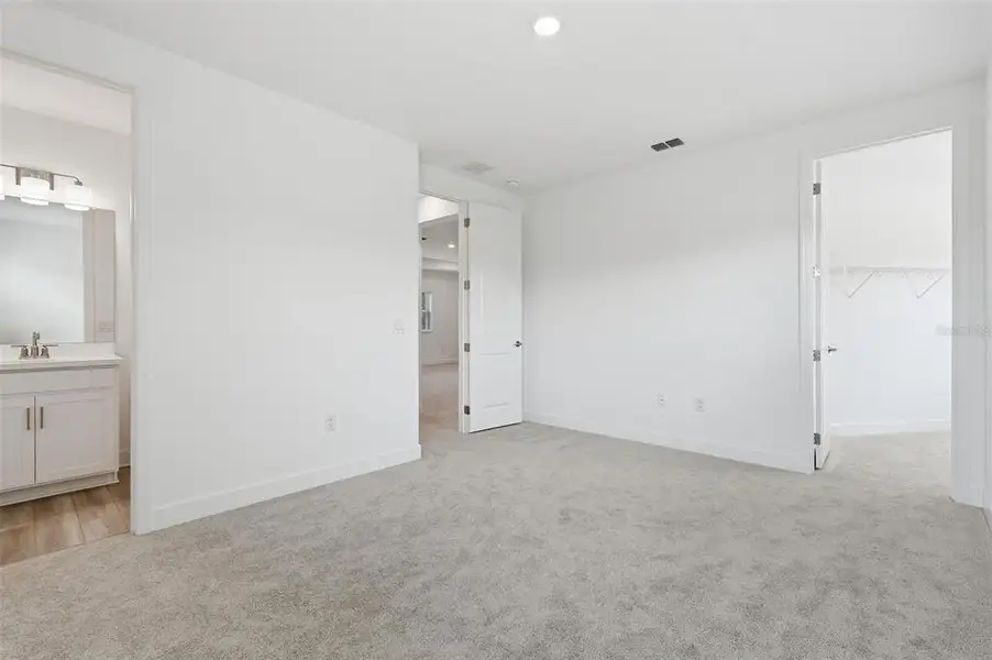 Spacious, unfurnished interior of a new home in , Plant City (Image 24).