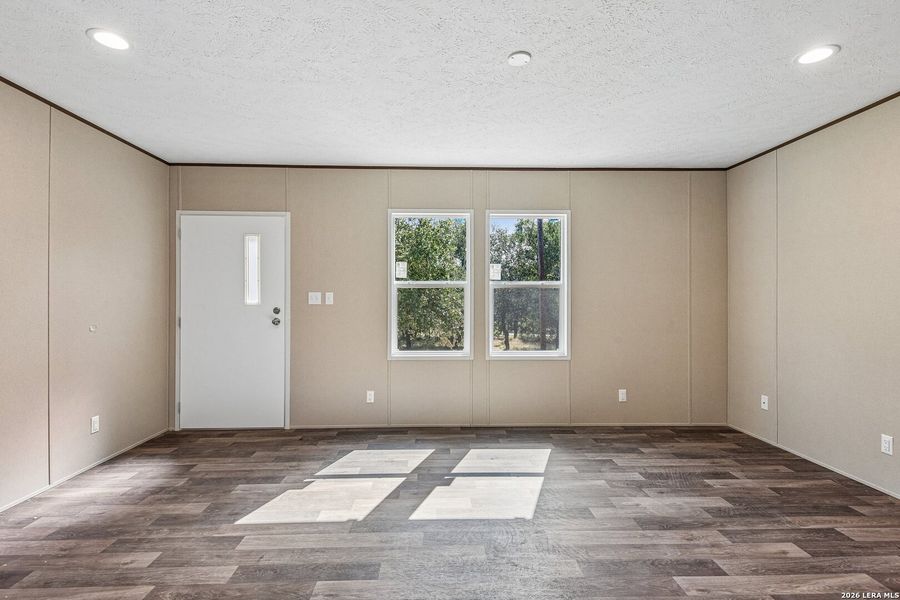 Spacious, unfurnished interior of a new home in , Hondo (Image 34).