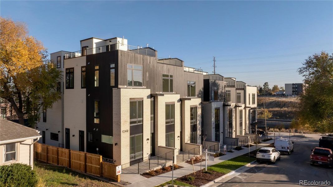 Condo located in Denver, CO showcasing its design and architecture (Image 3).