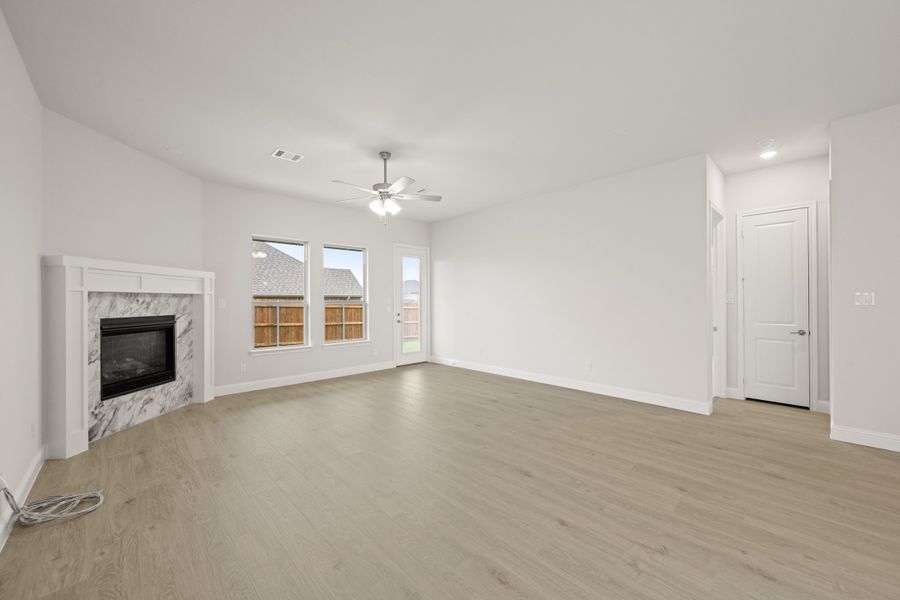 Spacious, unfurnished interior of a new home in Sheppard's Place, Waxahachie (Image 21).