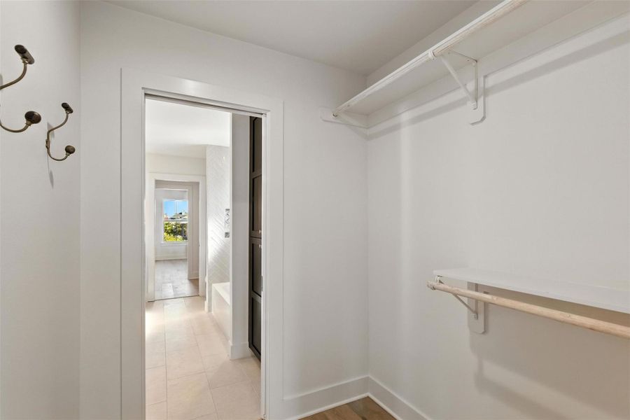 Spacious, unfurnished interior of a new home in , Galveston (Image 12).