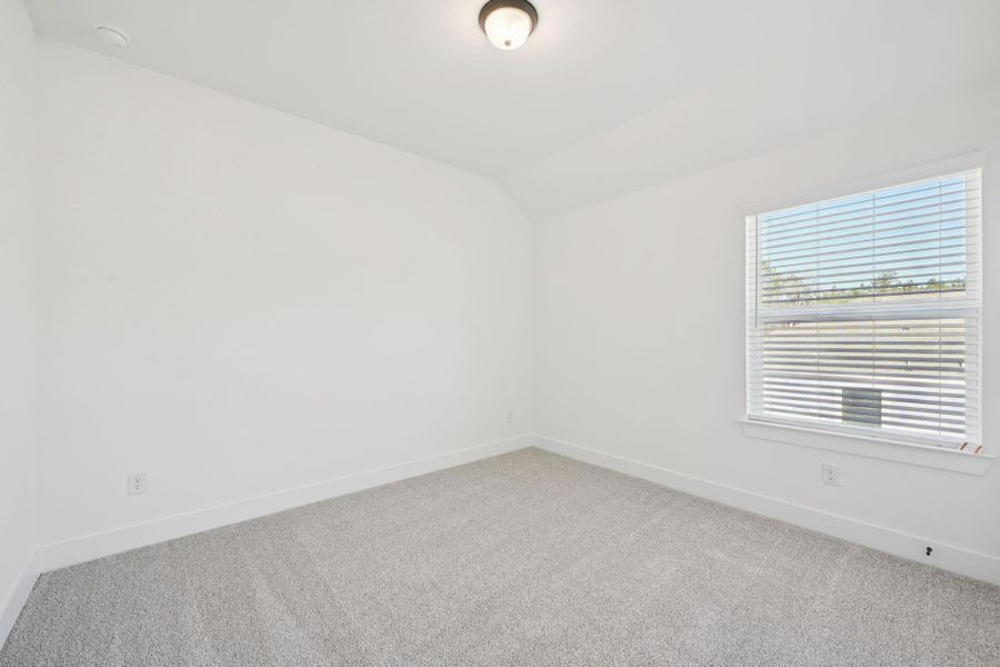 Spacious, unfurnished interior of a new home in Evergreen, Conroe (Image 9).