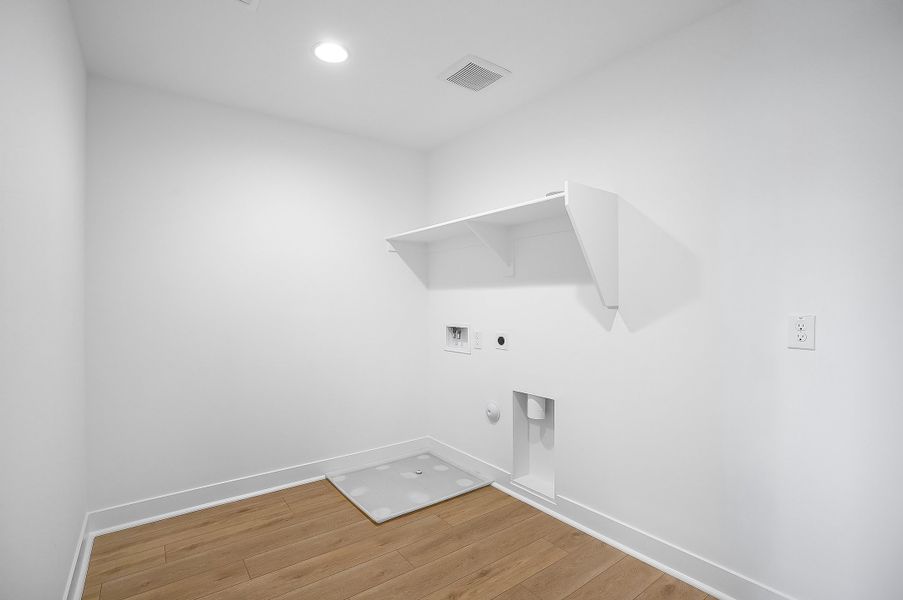 Spacious, unfurnished interior of a new home in Allen Ranches, Litchfield Park (Image 24).