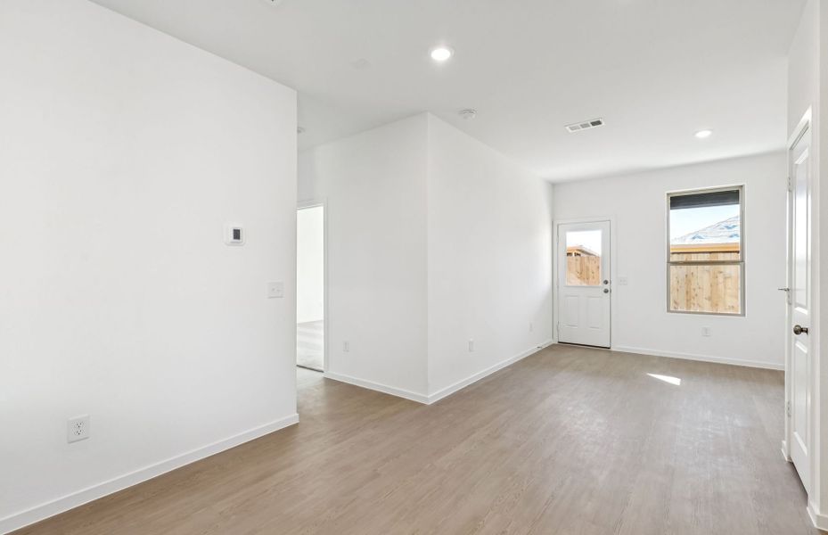 Spacious, unfurnished interior of a new home in Mavera, Conroe (Image 26).