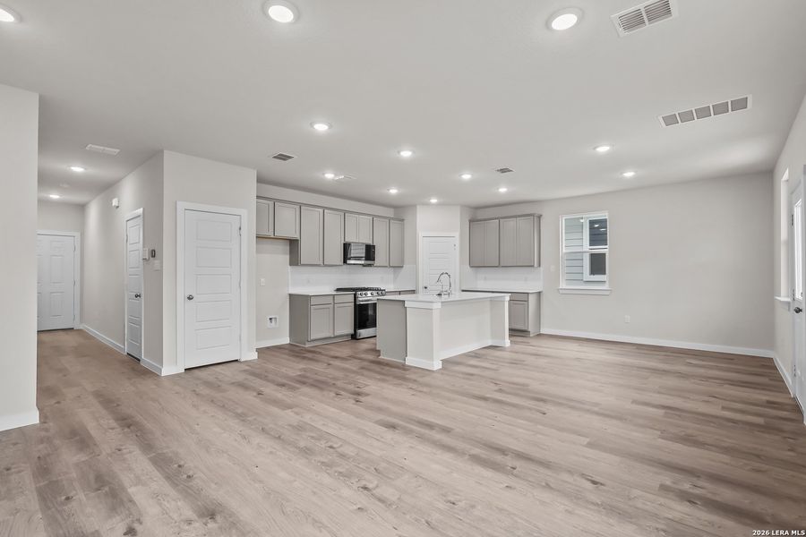 Spacious, unfurnished interior of a new home in Senna, Leon Valley (Image 23).