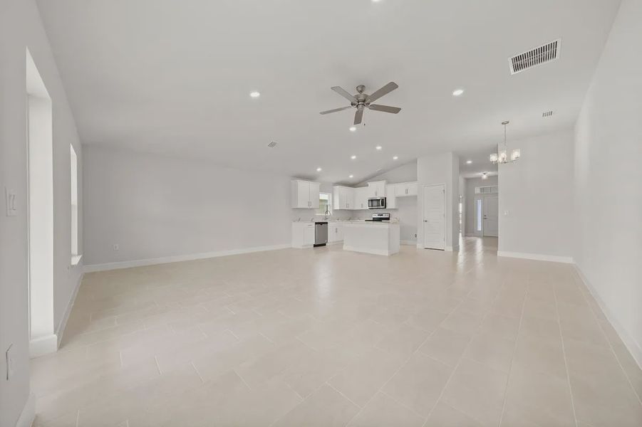 Spacious, unfurnished interior of a new home in St. John's Preserve, Palm Bay (Image 13).