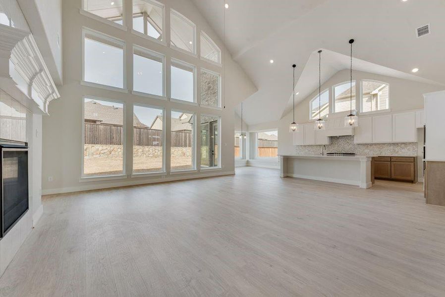 Spacious, unfurnished interior of a new home in Somerset Park, Rockwall (Image 32).