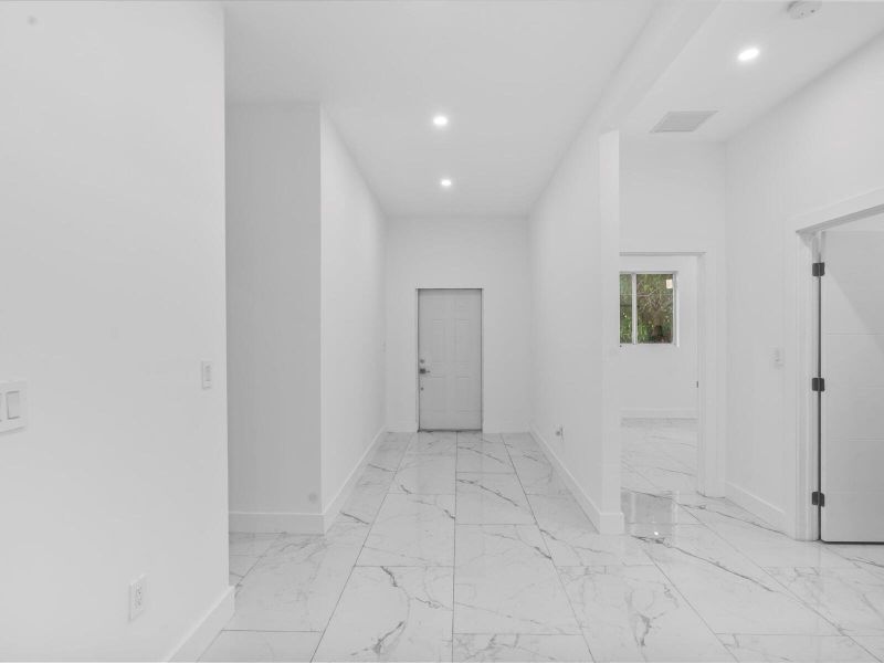 Spacious, unfurnished interior of a new home in , Fort Lauderdale (Image 14).